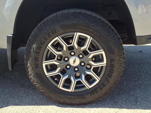 Used 2023 Chevrolet Colorado Z71 w/ Advanced Trailering Package AWD/4WD image 4