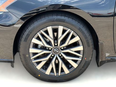 Used 2023 Nissan Altima 2.5 SV FWD image 12