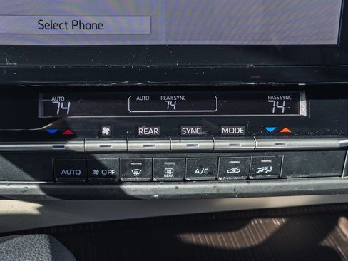 Used 2024 Toyota Sienna LE image 38