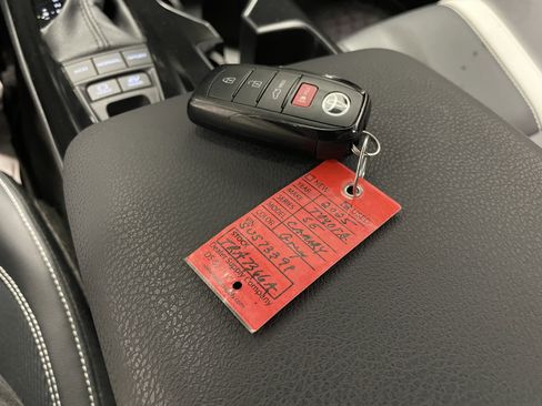 Used 2025 Toyota Camry SE image 14