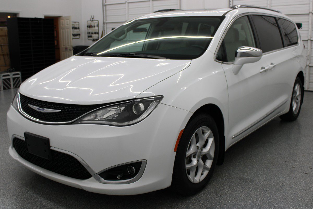 Used 2020 Chrysler Pacifica Limited FWD image 3