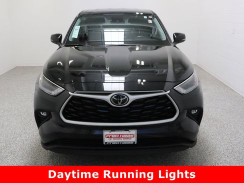 Used 2023 Toyota Highlander LE image 3