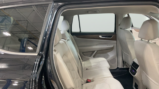 Certified 2025 Volkswagen Atlas SE AWD/4WD image 17