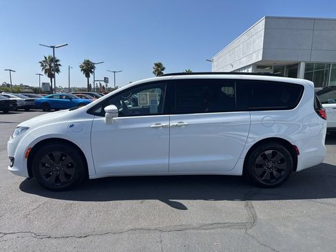 Certified 2020 Chrysler Pacifica Limited w/ Quick Oder Package 2EV RED-S FWD image 4