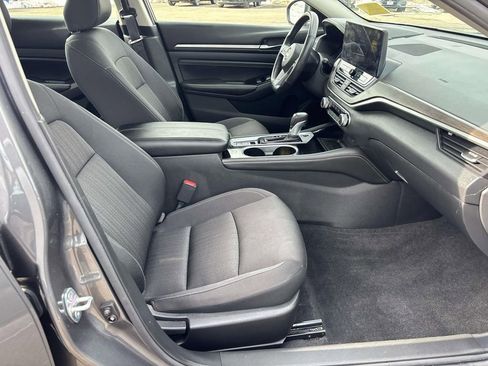 Used 2023 Nissan Altima 2.5 SV w/ SV Premium Package image 16
