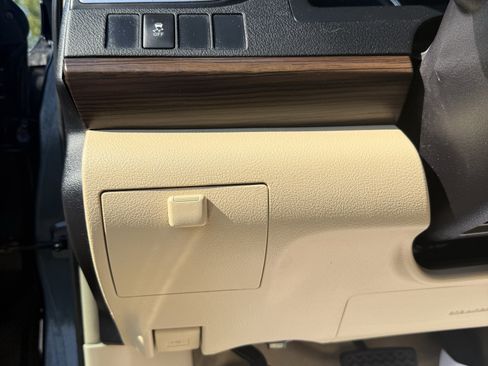 Used 2016 Toyota Camry LE FWD image 17