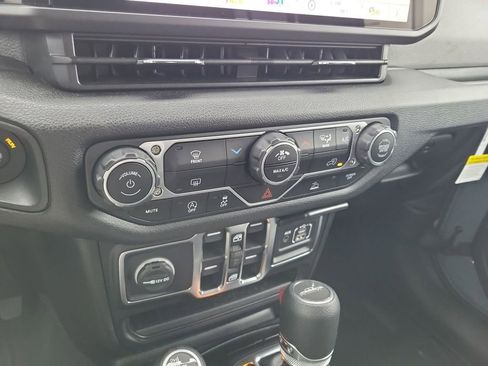 Used 2025 Jeep Gladiator Sport image 16