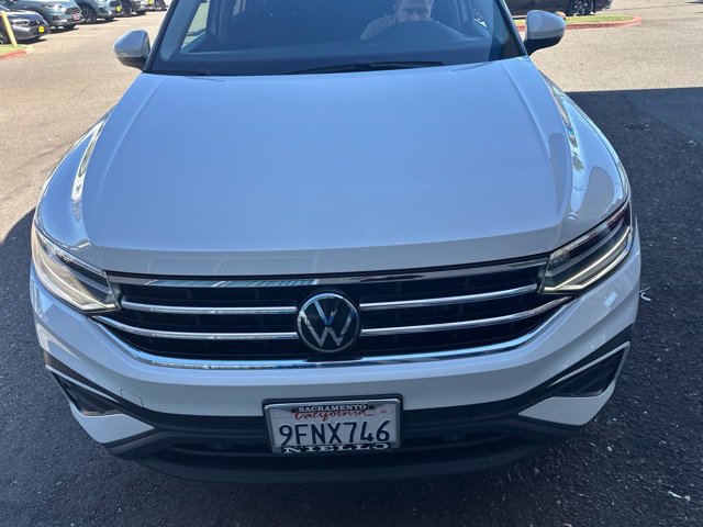 Used 2023 Volkswagen Tiguan SE AWD/4WD image 2
