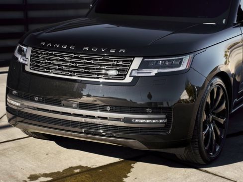 Used 2025 Land Rover Range Rover Long Wheelbase Autobiography image 5