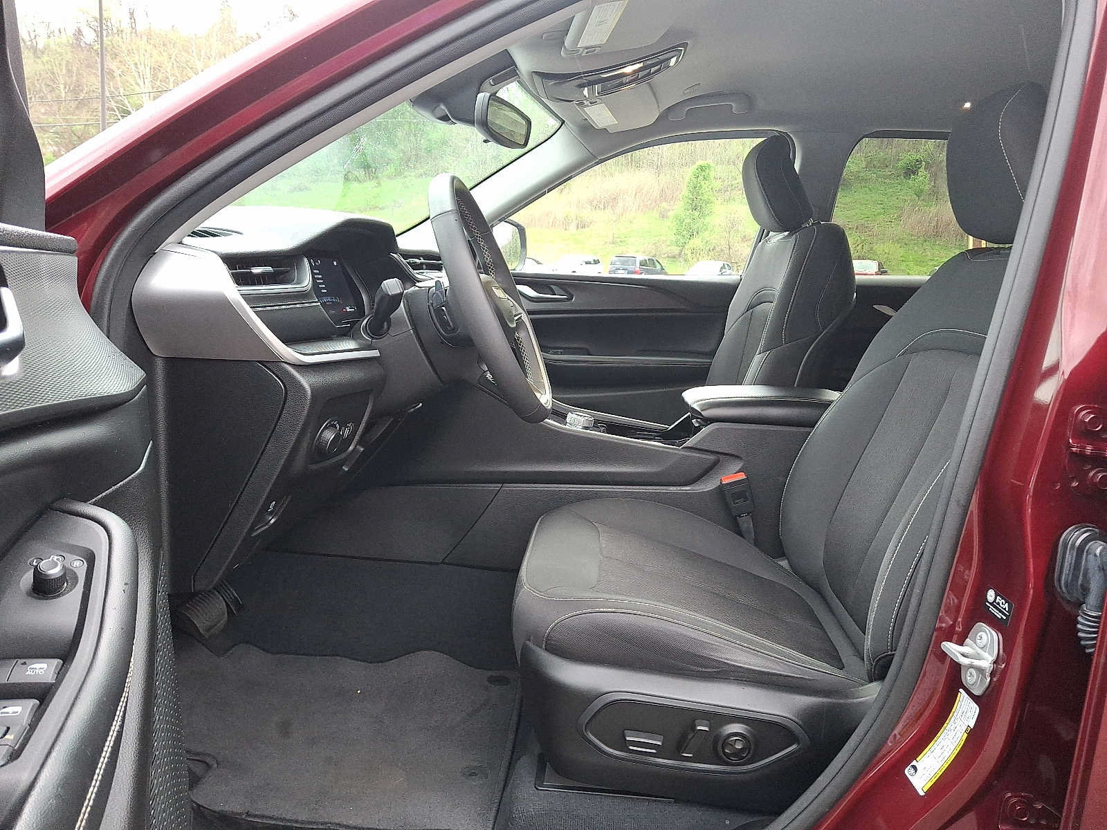 Used 2023 Jeep Grand Cherokee Laredo w/ Luxury Tech Group I AWD/4WD image 13