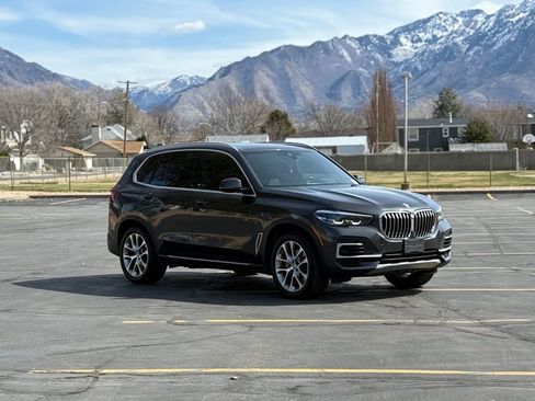 Used 2023 BMW X5 xDrive40i w/ Premium Package image 3