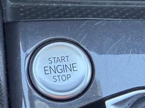 Used 2024 Volkswagen Tiguan SE image 25