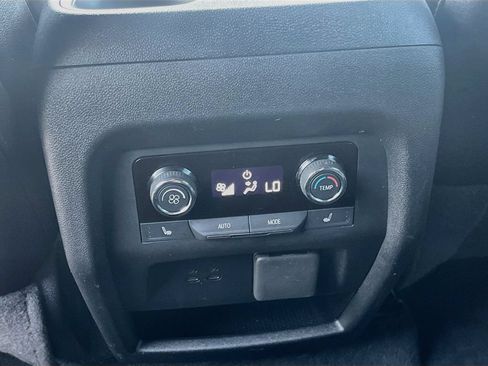 Used 2025 Chevrolet Traverse RS FWD image 26