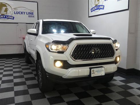 Used 2018 Toyota Tacoma TRD Sport AWD/4WD image 5