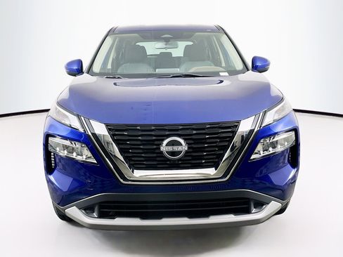 Used 2023 Nissan Rogue SV image 2