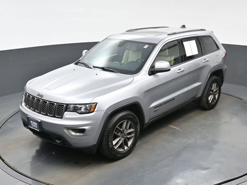 Used 2016 Jeep Grand Cherokee Laredo 75th Anniversary AWD/4WD image 34