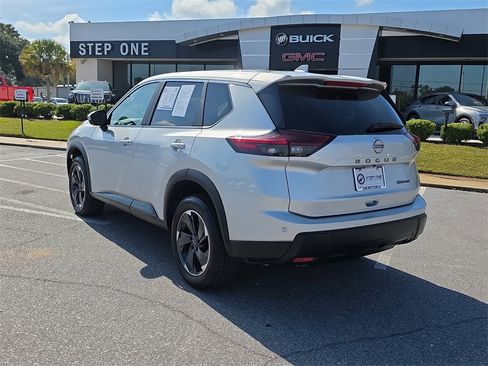 Used 2024 Nissan Rogue SV image 5