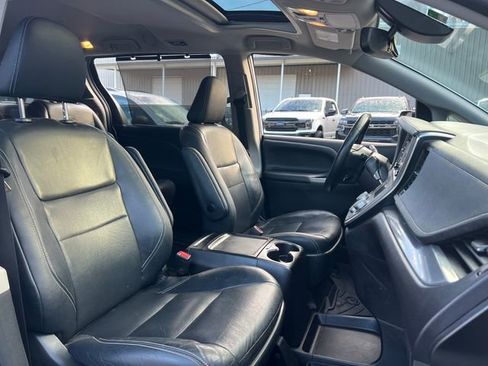 Used 2019 Toyota Sienna SE image 28