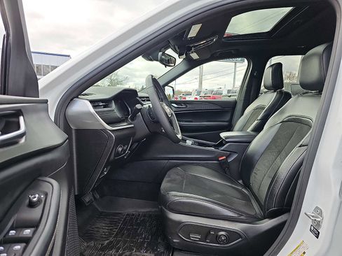 Used 2023 Jeep Grand Cherokee L Altitude image 16