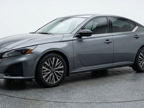 Used 2025 Nissan Altima 2.5 SV FWD image 3