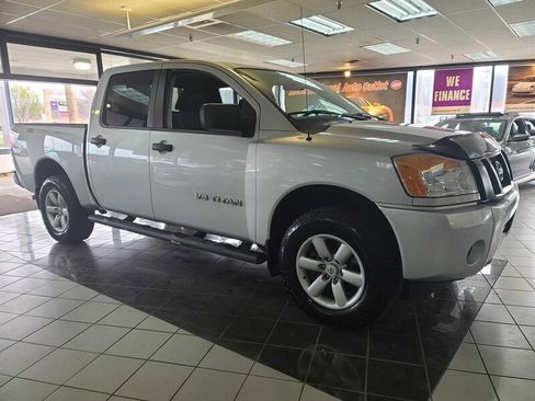 Used 2015 Nissan Titan SV image 4