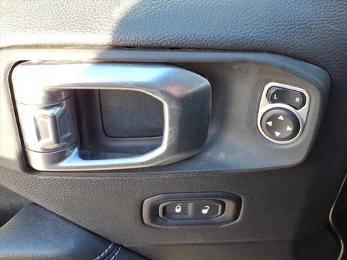 Used 2020 Jeep Wrangler Unlimited Sahara image 25