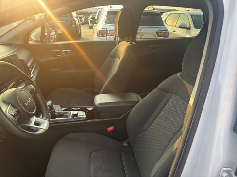 Used 2025 Kia Sportage LX image 24