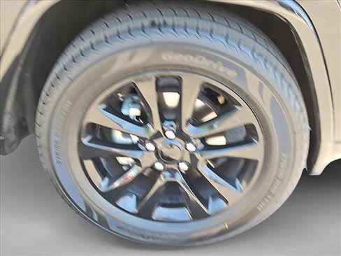 Used 2018 Jeep Grand Cherokee Altitude AWD/4WD image 30
