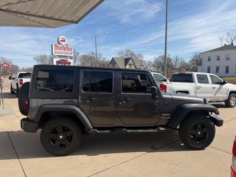 Used 2018 Jeep Wrangler Unlimited Sport S AWD/4WD image 22