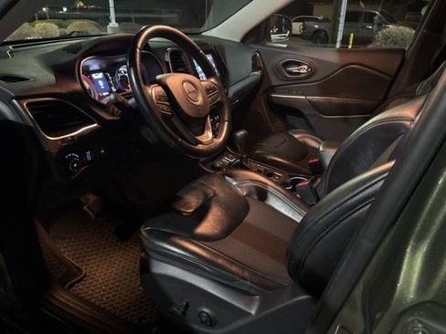 Used 2019 Jeep Cherokee Latitude Plus w/ Comfort/Convenience Group image 17