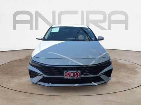 Used 2025 Hyundai Elantra SE FWD image 2