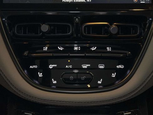 Used 2023 Aston Martin DBX AWD/4WD image 37