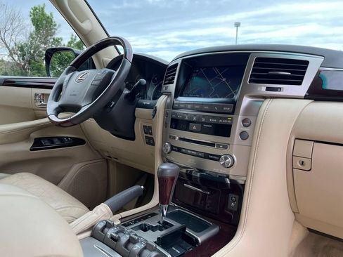 Used 2013 Lexus LX 570 4WD w/ Luxury Pkg image 29