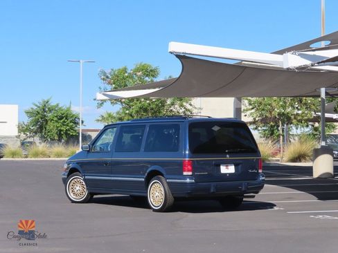 Used 1995 Chrysler Town & Country image 2