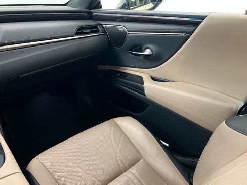 Used 2021 Lexus ES 300h w/ Accessory Package FWD image 11