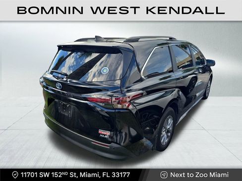 Used 2025 Toyota Sienna XLE image 4