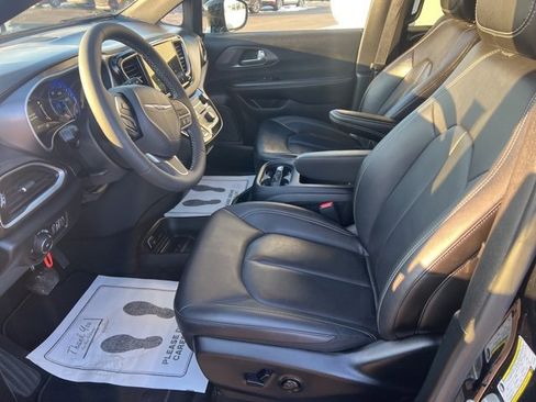 Used 2026 Chrysler Pacifica Select image 20