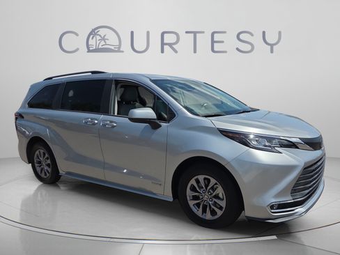 Used 2021 Toyota Sienna XLE w/ XLE Plus Package FWD image 7