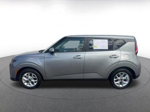 Used 2025 Kia Soul LX w/ LX Technology Package FWD image 9