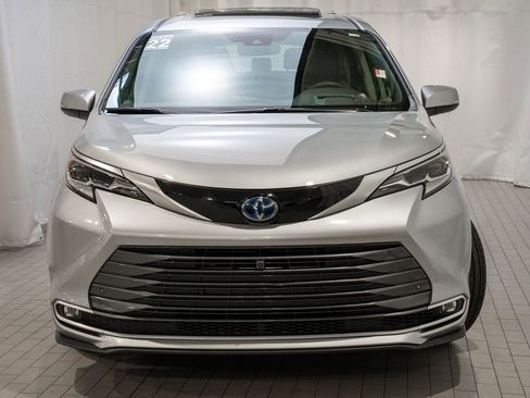 Used 2022 Toyota Sienna Platinum image 3