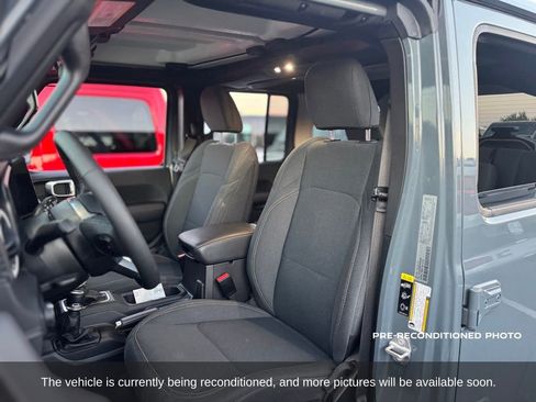 Used 2025 Jeep Wrangler Unlimited Sahara AWD/4WD image 11