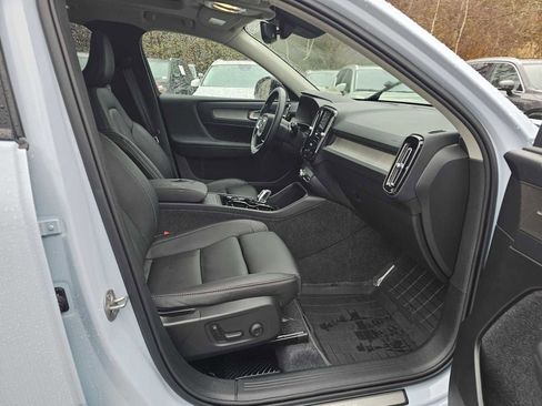 Used 2025 Volvo XC40 B5 Ultra w/ Protection Package Premier image 11