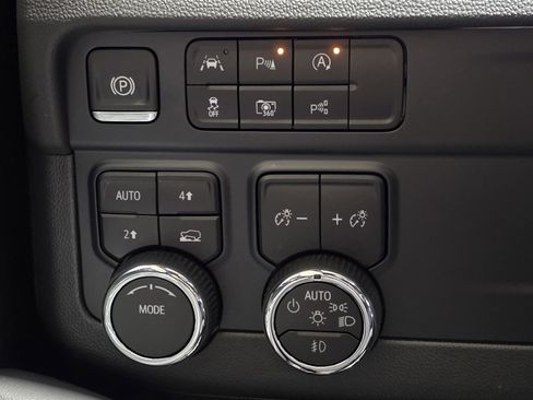 Used 2025 Chevrolet Suburban Premier image 35