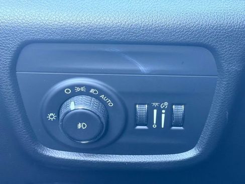 Used 2022 Jeep Grand Cherokee Limited w/ Luxury Tech Group II image 22