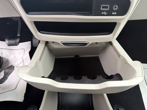 Used 2018 Chrysler Pacifica Touring Plus FWD image 32