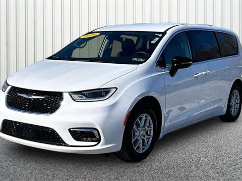 Used 2024 Chrysler Pacifica Touring-L image 2