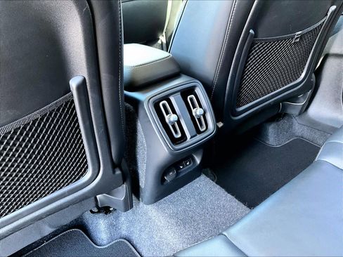 Used 2025 Volvo XC40 B5 Plus image 37