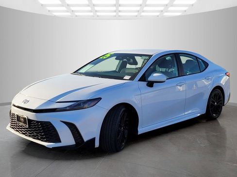 Used 2025 Toyota Camry SE image 8