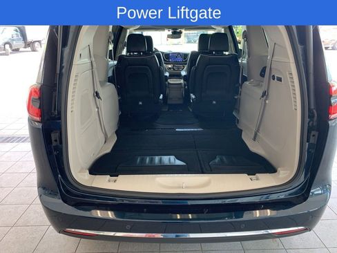 Used 2022 Chrysler Pacifica Limited w/ Uconnect Theater Family Group image 16