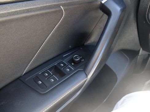 Used 2023 Volkswagen Tiguan SE AWD/4WD image 16